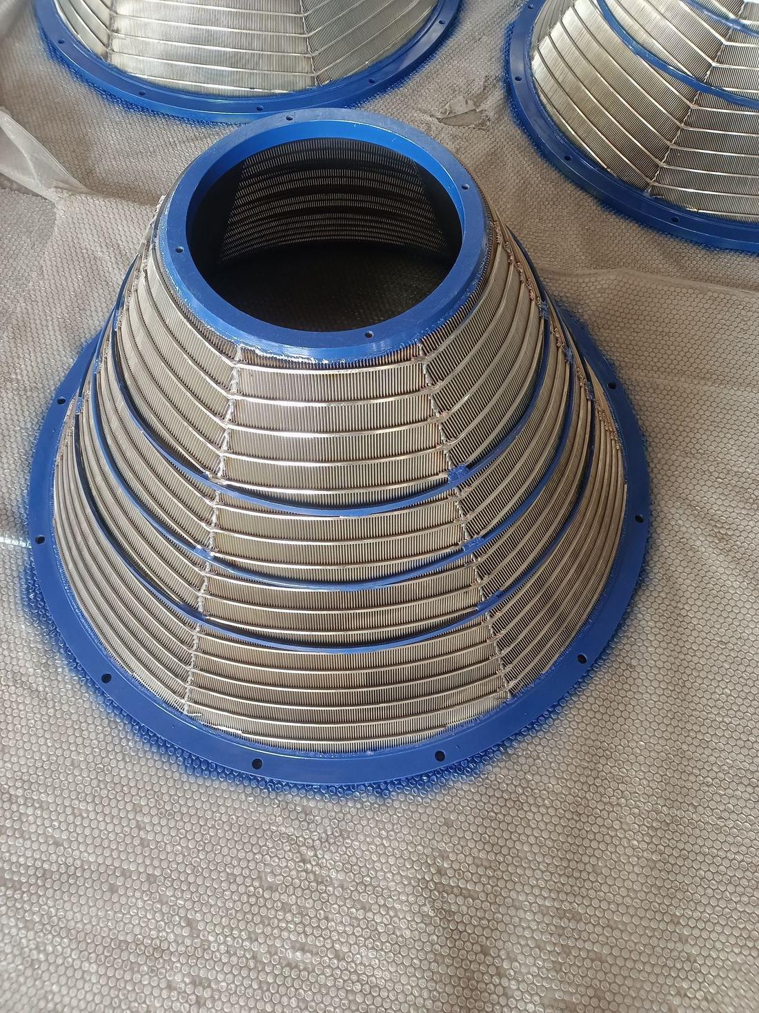 锥形离心筛篮实拍——蓝漆法兰，用于矿业离心脱水